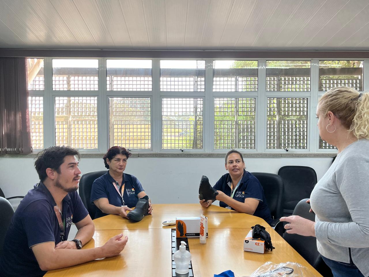 Equipe de Limpeza da FAI UFSCar participa de treinamento sobre uso correto de EPIs