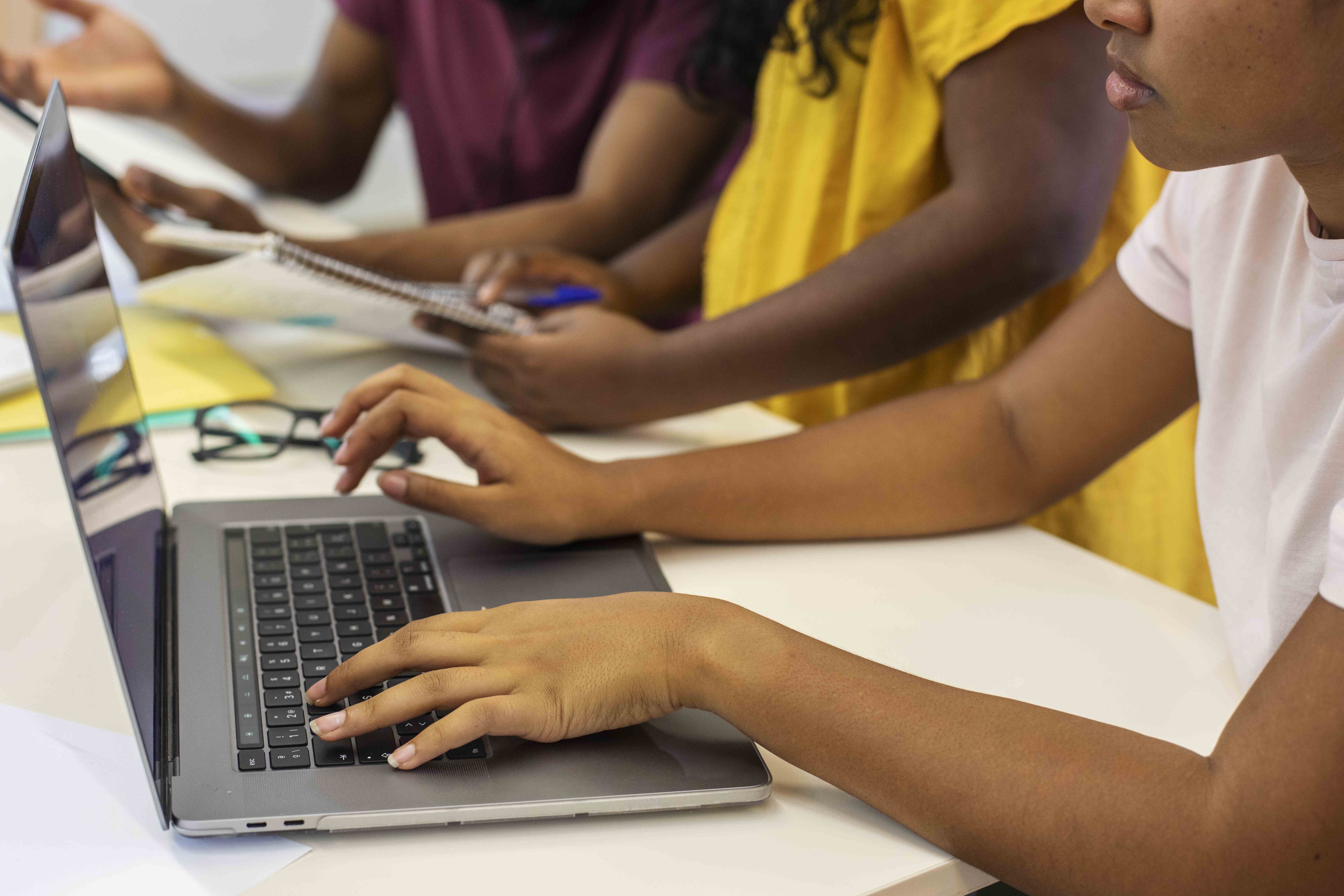 Assistente Administração: seleção de profissionais com experiência para projeto Mídias na Educação